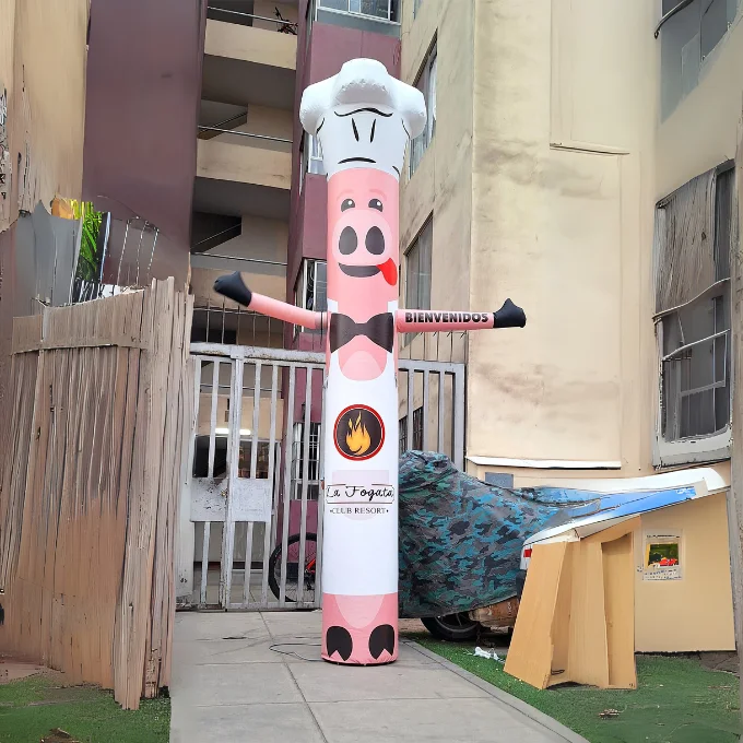 Muñeco inflable publicitario para club resort La Fogata - Inflaideas Perú