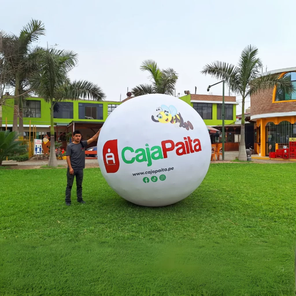Pelota inflable publicitaria de Caja Paita para activaciones