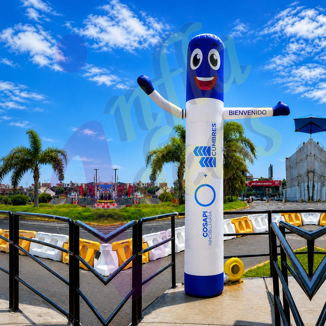 Muñeco inflable publicitario para Cosapi Inmobiliaria en evento al aire libre