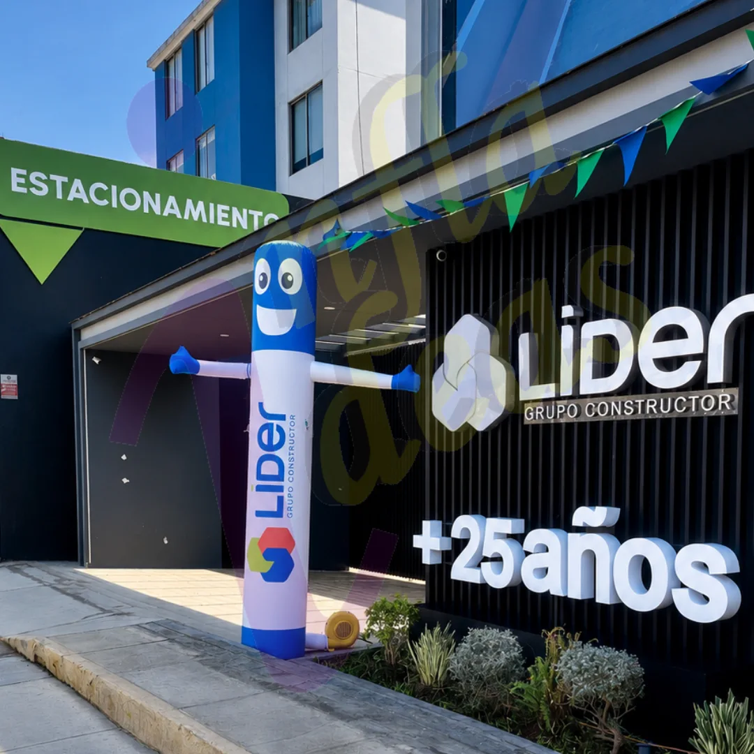 Muñeco inflable publicitario para Líder Grupo Constructor frente a su sede