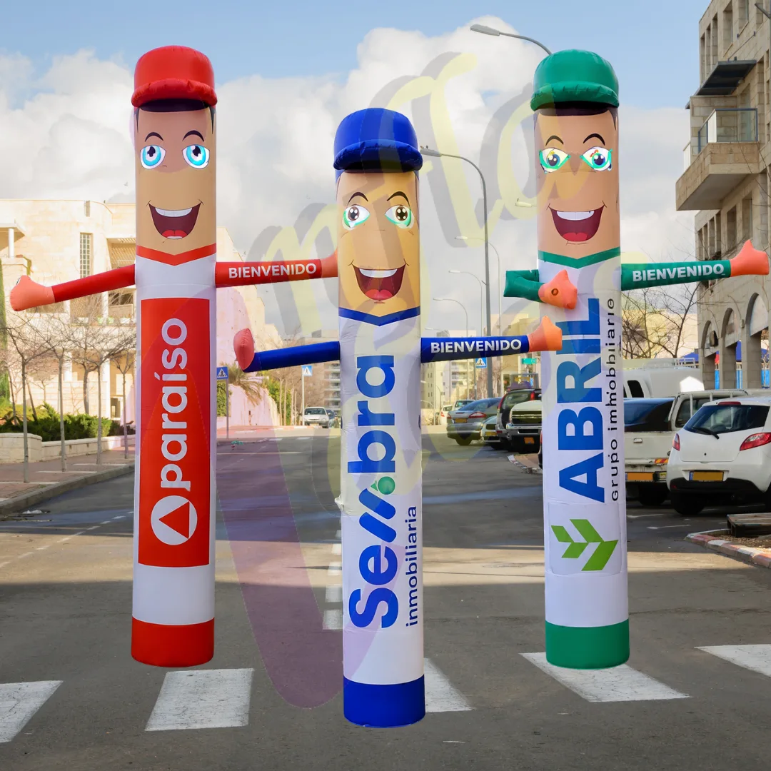 Muñecos inflables publicitarios de diferentes marcas en activación comercial